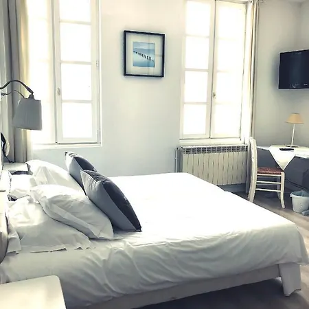 2 Etoiles Et Restaurant Le Galet Bleu Отель